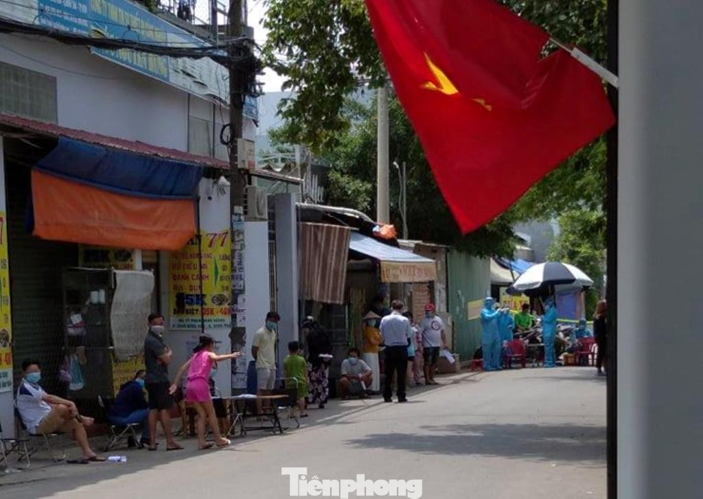 Người dân lo lắng khi trong khu vực có người mắc COVID-19 Người dân lo lắng khi trong khu vực có người mắc COVID-19