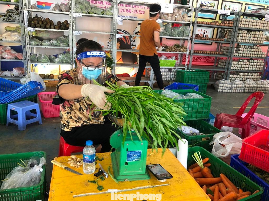 Siêu thị "dã chiến" cân hàng, phân từng sản phẩm khi lên đơn hàng combo cho khách Siêu thị "dã chiến" cân hàng, phân từng sản phẩm khi lên đơn hàng combo cho khách