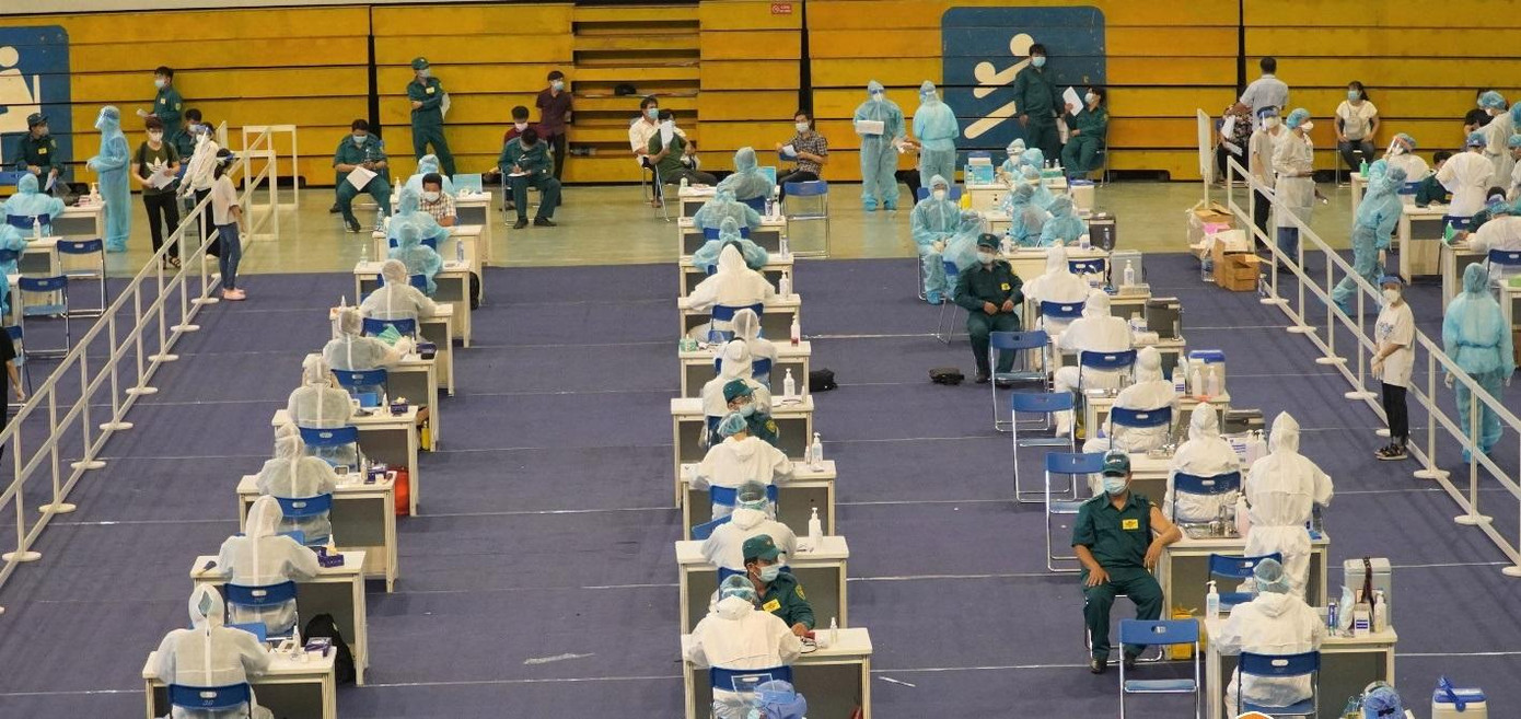 Tiêm vắc-xin COVID-19 tại sân vận động Phú Thọ (ảnh: HCDC) Tiêm vắc-xin COVID-19 tại sân vận động Phú Thọ (ảnh: HCDC)