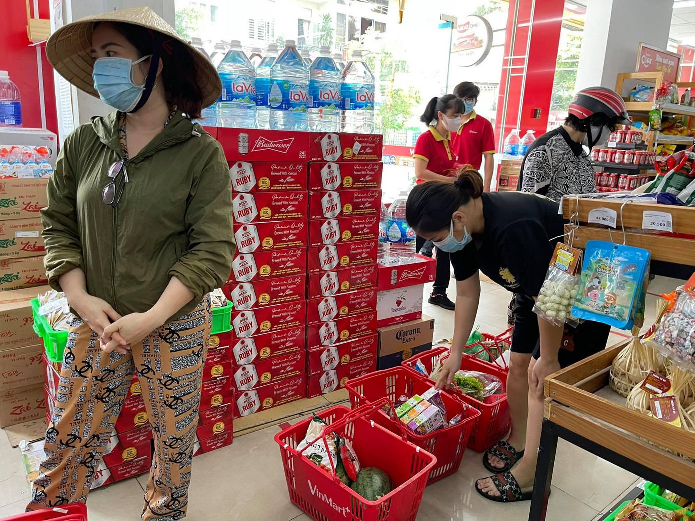 Khách đi siêu thị Vinmart xếp các giỏ hàng dài chờ thanh toán Khách đi siêu thị Vinmart xếp các giỏ hàng dài chờ thanh toán