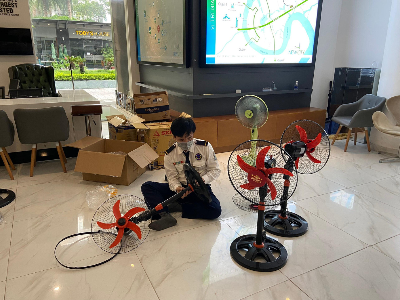 Từng dòng tin cập nhật việc đóng góp tiền để mua thực phẩm cho các bác sĩ và bệnh nhân khu cách ly trên group cư dân. Khi biết tin, cư dân đều chung tay góp sức. Chưa đầy 24 giờ, cư dân đã góp hơn 500 chiếc quạt gửi bệnh viện. Từng dòng tin cập nhật việc đóng góp tiền để mua thực phẩm cho các bác sĩ và bệnh nhân khu cách ly trên group cư dân. Khi biết tin, cư dân đều chung tay góp sức. Chưa đầy 24 giờ, cư dân đã góp hơn 500 chiếc quạt gửi bệnh viện.