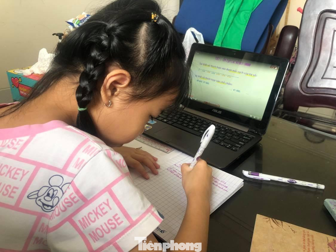 Nhiều học sinh tại TPHCM tiếp tục học online