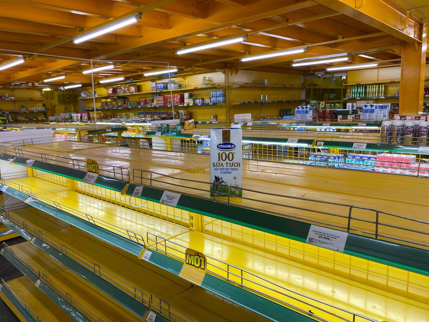 Nhiều quầy hàng, thực phẩm tại siêu thị hết hàng từ sớm Nhiều quầy hàng, thực phẩm tại siêu thị hết hàng từ sớm