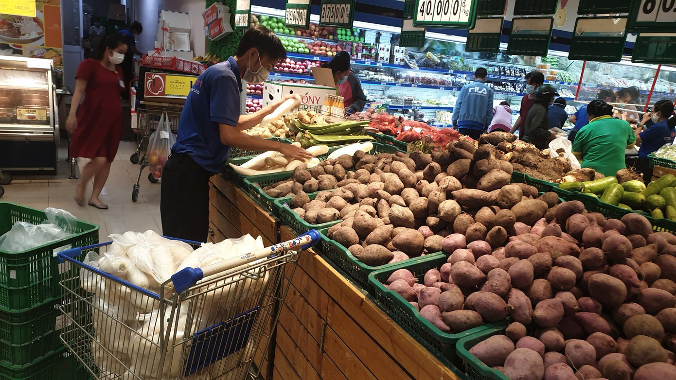 Nhân viên siêu thị liên tục tiếp hàng. Hiện TPHCM có 106 siêu thị, 124 chợ truyền thống đang hoạt động, hơn 2.000 siêu thị mini, cửa hàng tiện lợi và 28.000 điểm bán hàng của các địa phương đang phục vụ nhu cầu mua sắm thực phẩm, hàng thiết yếu các loại trong thời gian Thành phố giãn cách xã hội Nhân viên siêu thị liên tục tiếp hàng. Hiện TPHCM có 106 siêu thị, 124 chợ truyền thống đang hoạt động, hơn 2.000 siêu thị mini, cửa hàng tiện lợi và 28.000 điểm bán hàng của các địa phương đang phục vụ nhu cầu mua sắm thực phẩm, hàng thiết yếu các loại trong thời gian Thành phố giãn cách xã hội