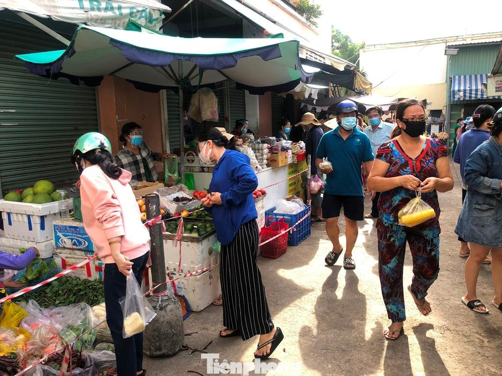 Quy tắc "một chiều" được thực hiện nghiệm, luôn có nhân viên chợ nhắc nhở và kiểm soát nghiêm. Nếu khách muốn vào lại chợ thì cần xếp hàng lại từ đầu. Quy tắc "một chiều" được thực hiện nghiệm, luôn có nhân viên chợ nhắc nhở và kiểm soát nghiêm. Nếu khách muốn vào lại chợ thì cần xếp hàng lại từ đầu.