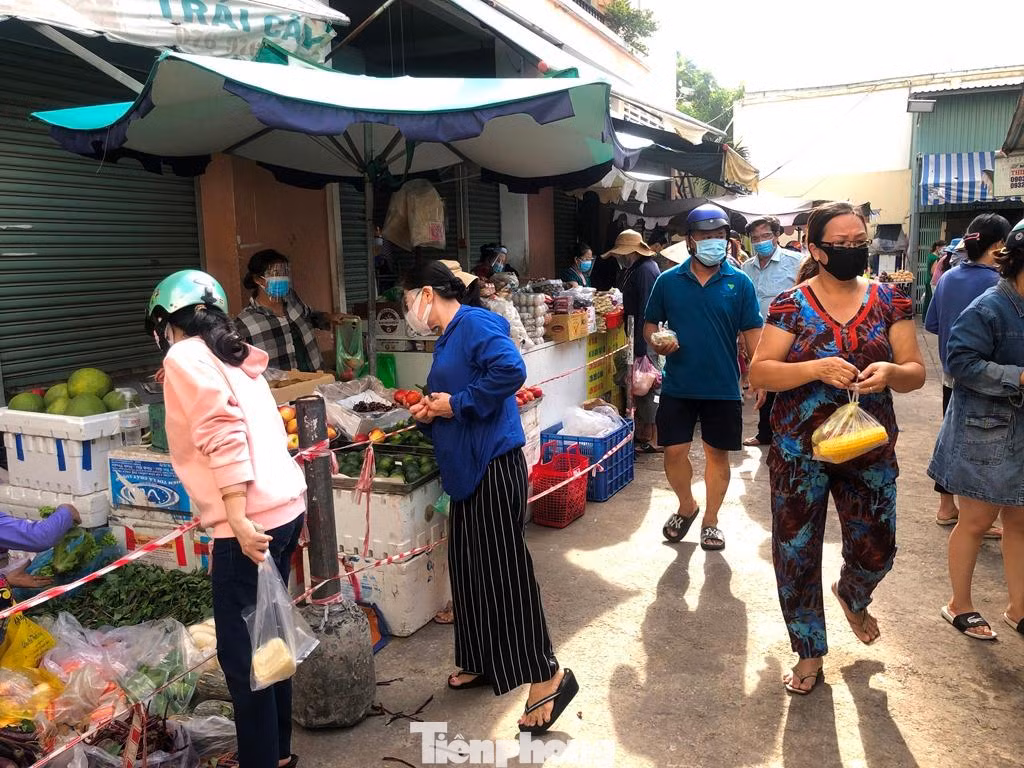 Chợ "dã chiến" là mô hình chợ Bình Thới (Q.11) triển khai khi mở cửa hoạt động trở lại