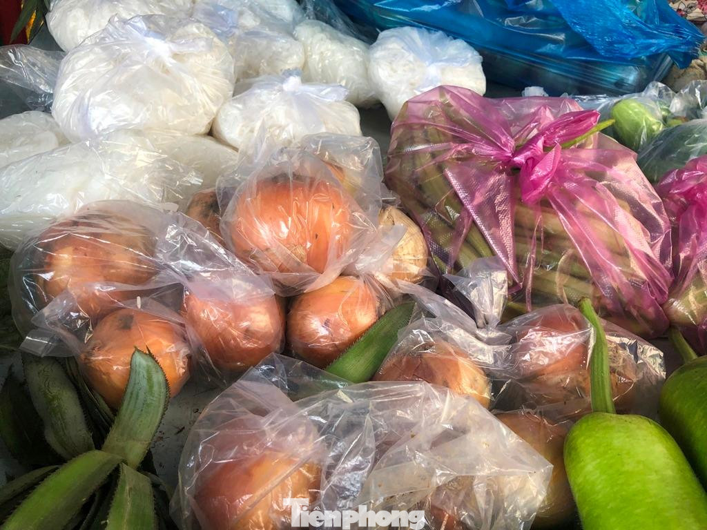 Khi hoạt động trở lại, chợ có khoảng 15 tiểu thương tham gia bán các mặt hàng thực phẩm thiết yếu. Việc bán hàng "combo" được nhiều tiểu thương hưởng ứng. Rau củ các loại đều được lựa chọn kỹ chứ không "độn" hàng xấu nên khách hàng yên tâm. Khi hoạt động trở lại, chợ có khoảng 15 tiểu thương tham gia bán các mặt hàng thực phẩm thiết yếu. Việc bán hàng "combo" được nhiều tiểu thương hưởng ứng. Rau củ các loại đều được lựa chọn kỹ chứ không "độn" hàng xấu nên khách hàng yên tâm.