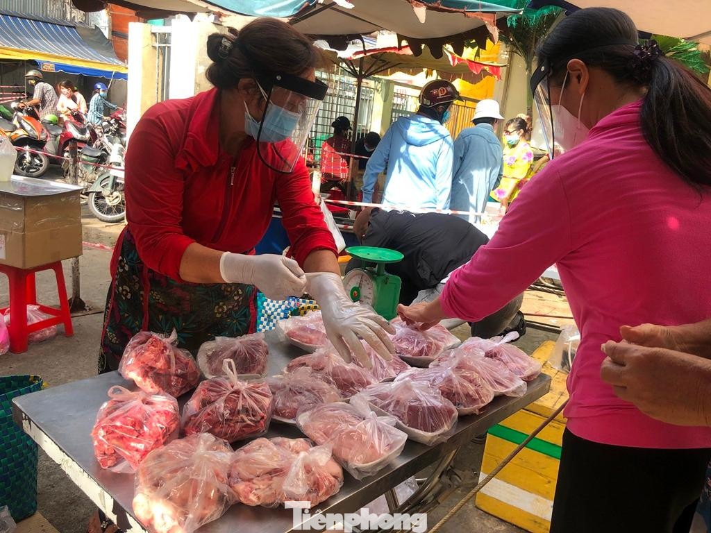 Các loại thịt được cho vào hộp và bao gói sẵn. Tất cả tiểu thương đều trang bị găng tay, tấm chắn giọt bắn khi phục vụ khách. Các loại thịt được cho vào hộp và bao gói sẵn. Tất cả tiểu thương đều trang bị găng tay, tấm chắn giọt bắn khi phục vụ khách.