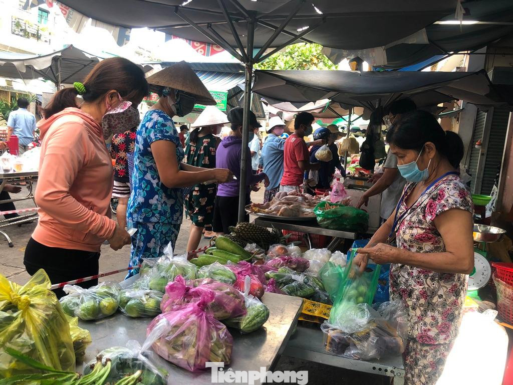 Chợ Bình Thới (quận 11) bán dã chiến ngoài trời