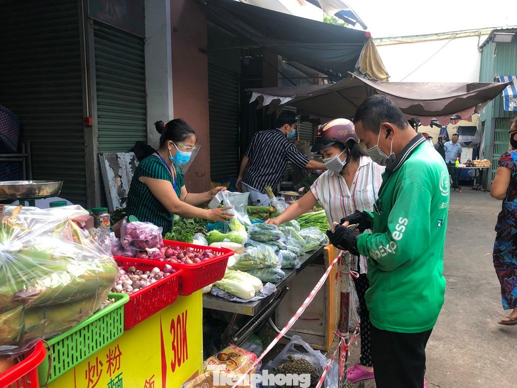 Mặc dù khá lạ lẫm và mất thêm thời gian đóng gói, nhưng các tiểu thương đều cố gắng thực hiện cách thức mới, với mong muốn chợ an toàn. Mặc dù khá lạ lẫm và mất thêm thời gian đóng gói, nhưng các tiểu thương đều cố gắng thực hiện cách thức mới, với mong muốn chợ an toàn.