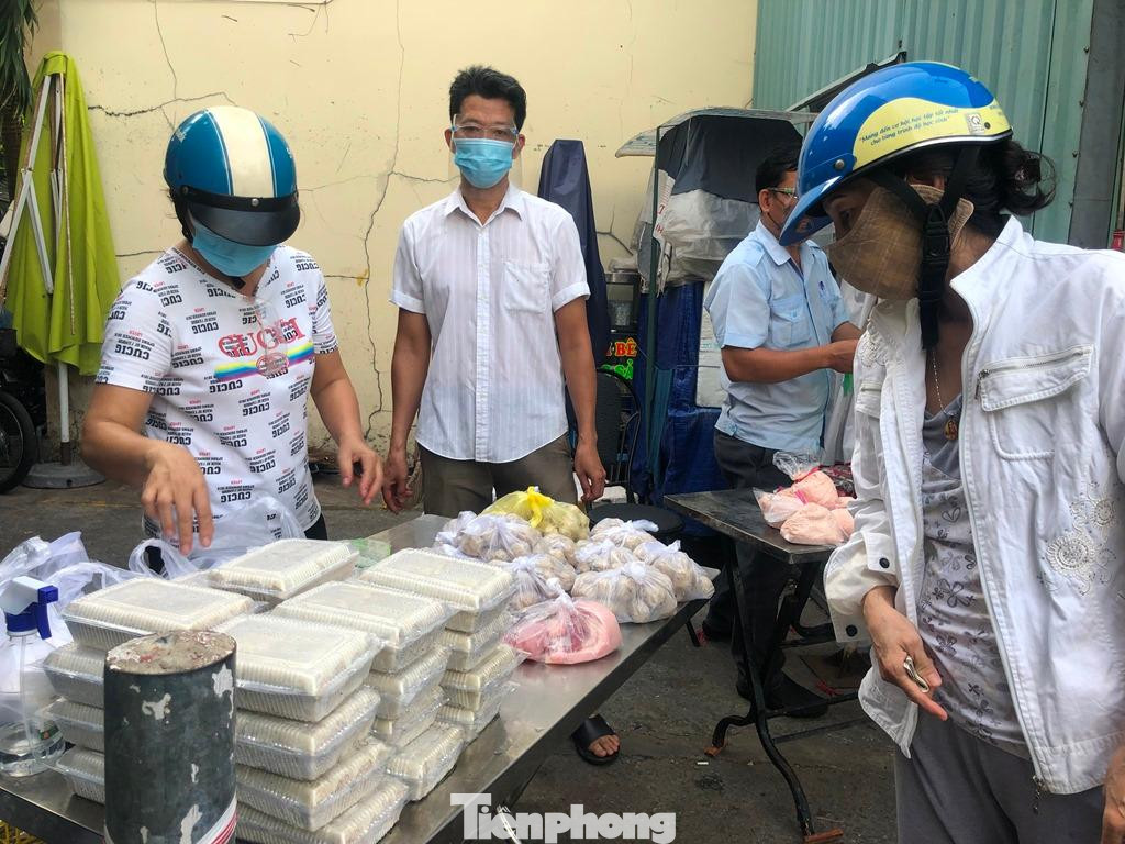 Ông Nguyễn Nguyên Phương - Phó giám đốc Sở Công Thương TPHCM cho biết: “Trong số lượng chợ còn lại đã có 33 chợ, số chợ vừa mở lại không theo mô hình cũ mà là điểm bán thực phẩm tươi sống, đảm báo an toàn đã được Sở Công thương hướng dẫn cụ thể. Trong đó có các quy định rất chặt chẽ trong việc phòng chống dịch. Trong quá trình triển khai và nhân rộng, chúng tôi đánh giá là an toàn nhất trong các điểm bán cũng như cách thức bán hàng trực tiếp hiện nay. Từ khi mở lại, các mô hình này chưa phát hiện có ca lây nhiễm”. Ông Nguyễn Nguyên Phương - Phó giám đốc Sở Công Thương TPHCM cho biết: “Trong số lượng chợ còn lại đã có 33 chợ, số chợ vừa mở lại không theo mô hình cũ mà là điểm bán thực phẩm tươi sống, đảm báo an toàn đã được Sở Công thương hướng dẫn cụ thể. Trong đó có các quy định rất chặt chẽ trong việc phòng chống dịch. Trong quá trình triển khai và nhân rộng, chúng tôi đánh giá là an toàn nhất trong các điểm bán cũng như cách thức bán hàng trực tiếp hiện nay. Từ khi mở lại, các mô hình này chưa phát hiện có ca lây nhiễm”.