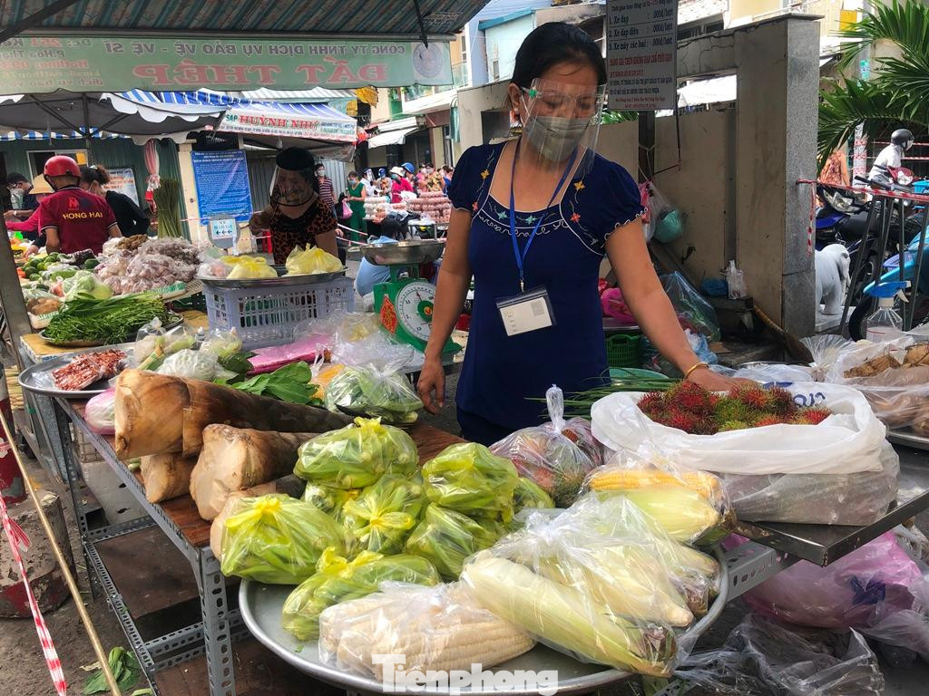 Sau thời gian tạm ngưng hoạt động COVID-19, chợ Bình Thới (Q.11,TPHCM) đã mở cửa trở lại từ ngày 1/8. Nhưng thay vì tiểu thương bán trong nhà lồng như trước thì nay được bố trí lưu động ngoài sân chợ thông thoáng, Ban quản lý chợ phân ô, kẻ vạch và thực hiện quy trình 1 chiều đối với khách đến chợ. Sau thời gian tạm ngưng hoạt động COVID-19, chợ Bình Thới (Q.11,TPHCM) đã mở cửa trở lại từ ngày 1/8. Nhưng thay vì tiểu thương bán trong nhà lồng như trước thì nay được bố trí lưu động ngoài sân chợ thông thoáng, Ban quản lý chợ phân ô, kẻ vạch và thực hiện quy trình 1 chiều đối với khách đến chợ.