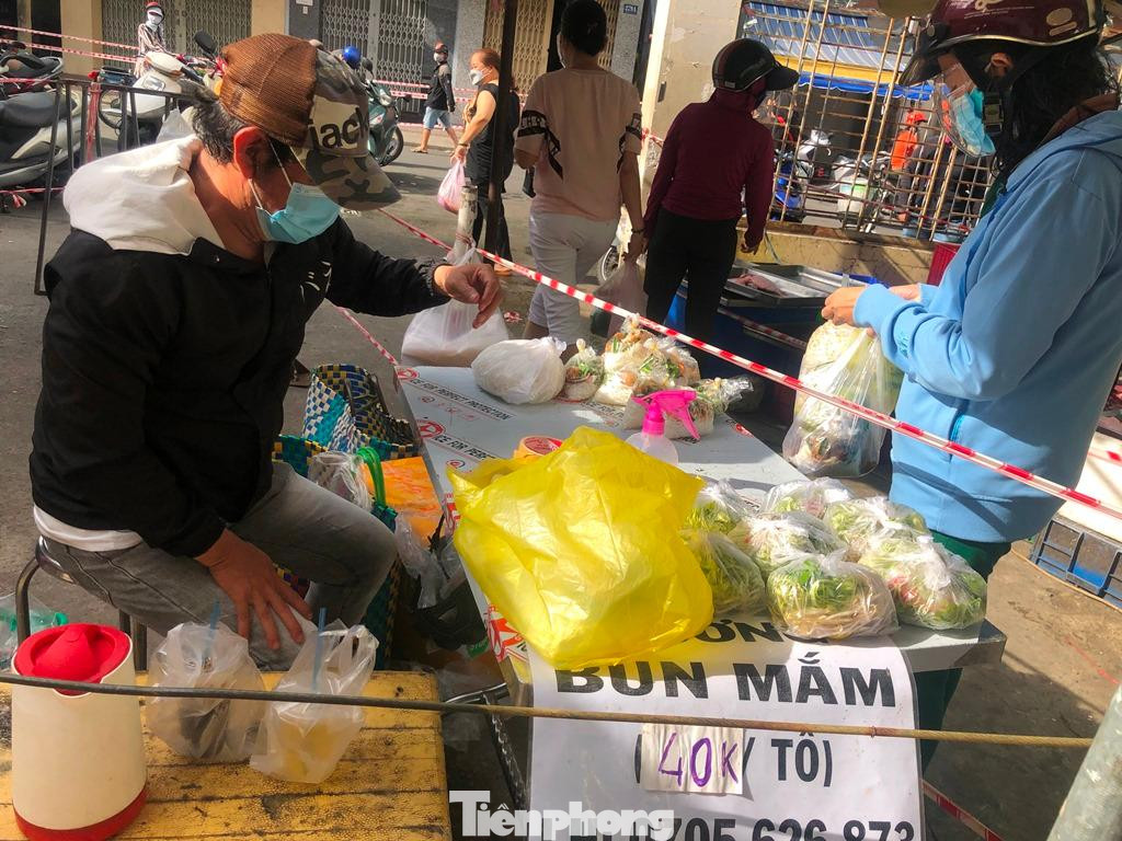 Món ăn "mang về" cũng cho vào gói sẵn và khá đắt khách. Món ăn "mang về" cũng cho vào gói sẵn và khá đắt khách.