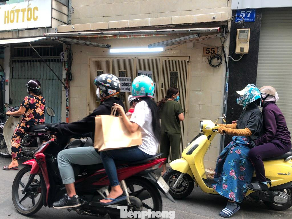 Dòng người đến chờ mở cửa càng lúc càng đông