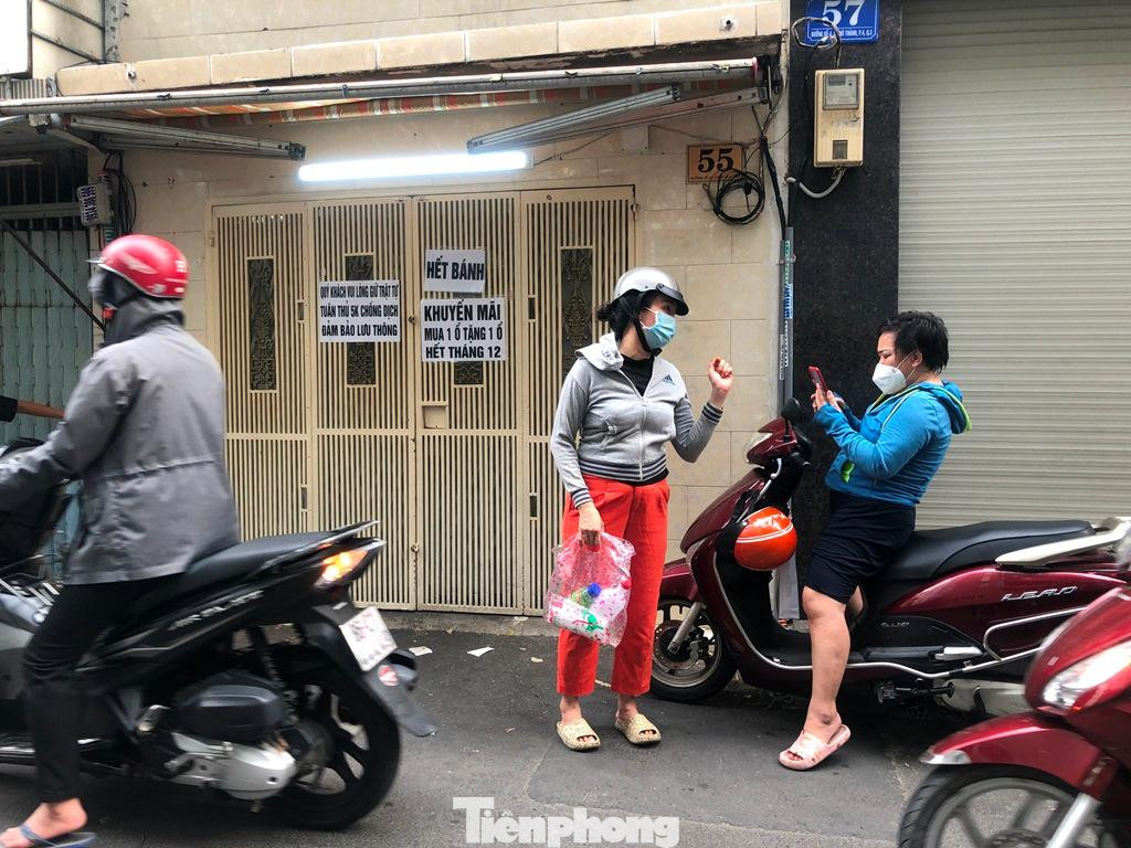 Tiệm bánh mì Bà Huynh đóng cửa thông báo hết bánh nhưng nhiều người vẫn đứng chờ đợi