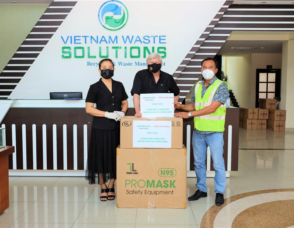 Công ty tặng khẩu trang và quần áo phòng dịch cho UBND xã Đa Phước (nơi Công ty đặt nhà máy)