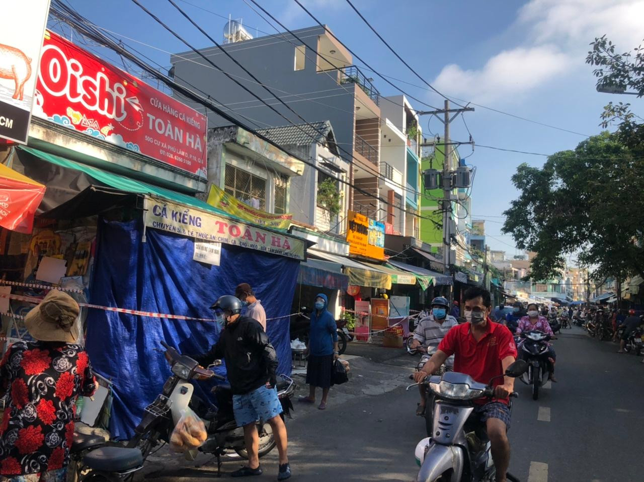 Chợ tự phát tấp nập khách