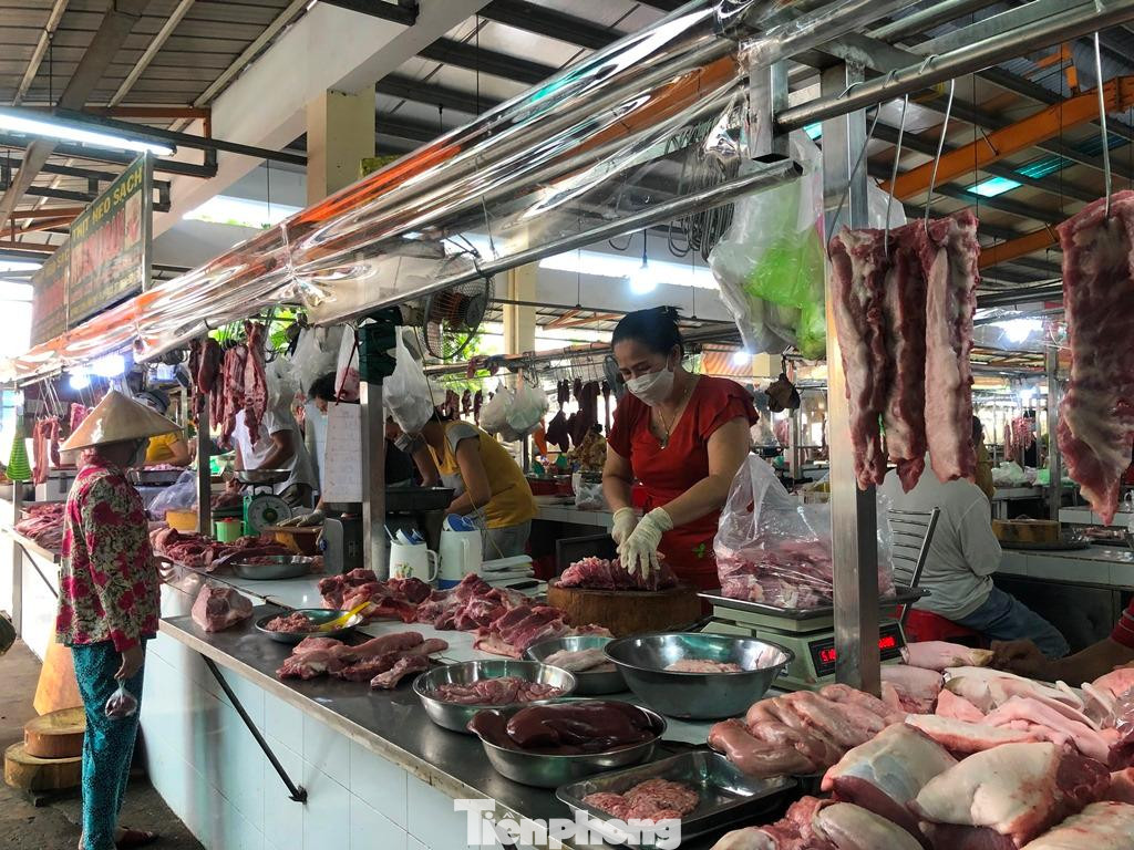 Thịt heo giá ổn định nhưng vắng khách mua Thịt heo giá ổn định nhưng vắng khách mua