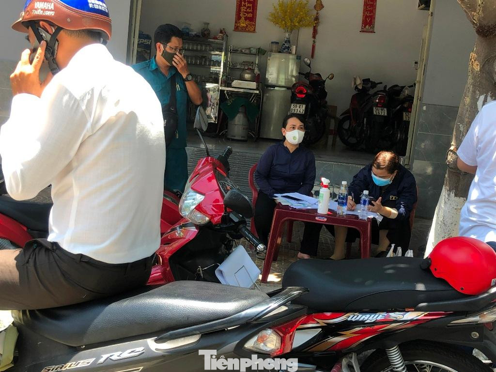 Lực lượng chức năng lấy thông tin của người dân xung quanh