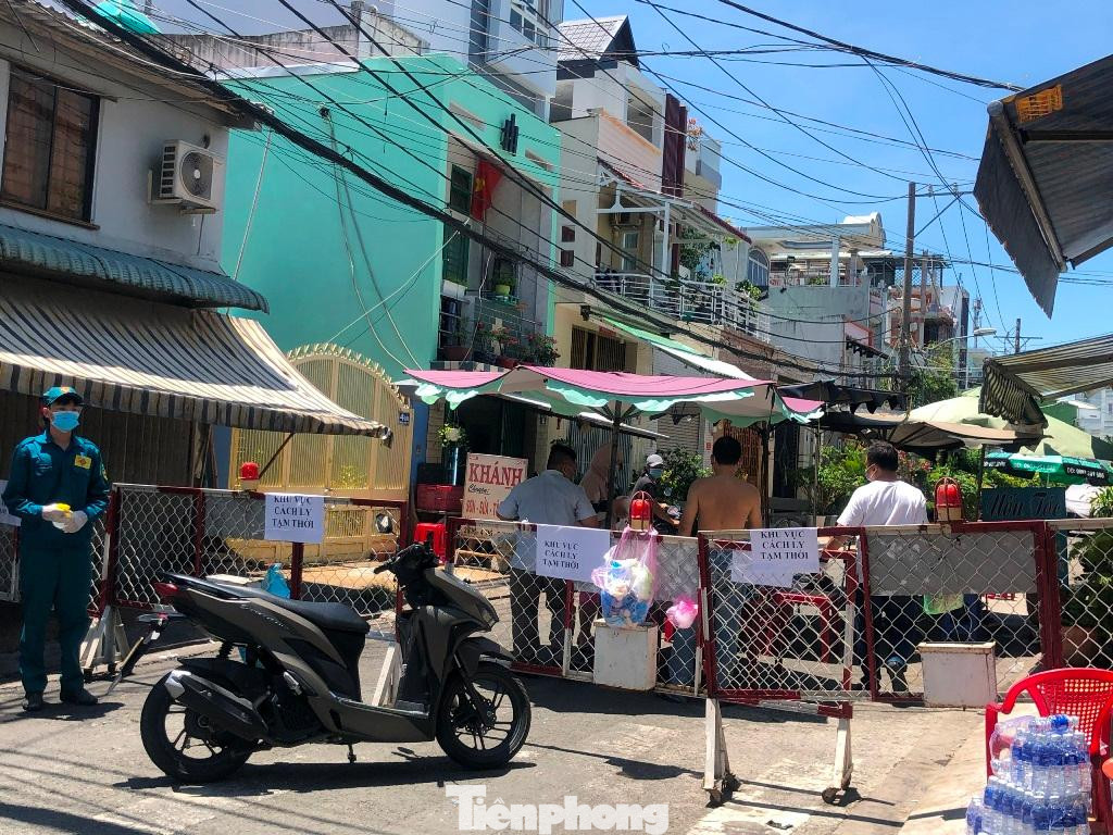 Người dân hạn chế ra vào