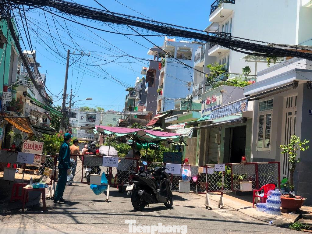 Cơ quan chức năng chốt chặn con hẻm dài 100 mét với 72 hộ dân