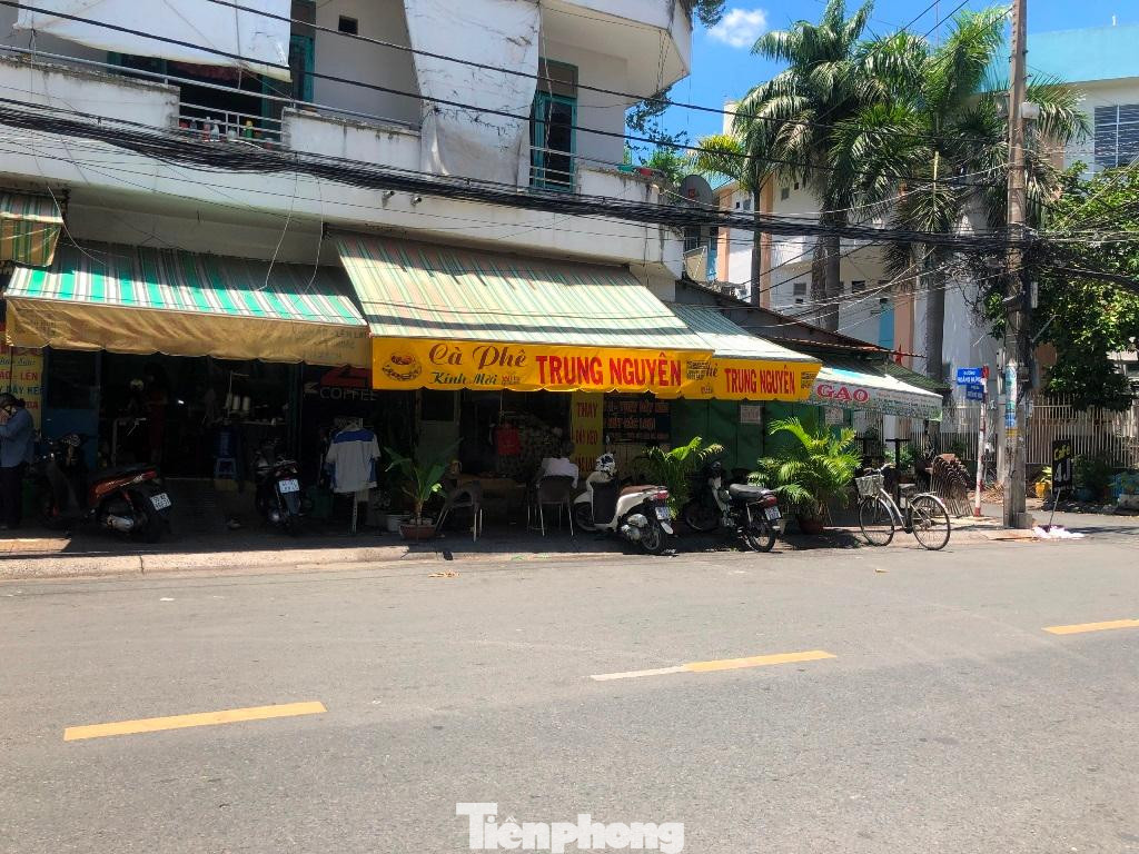 Hàng quán gần khu vực bị phong tỏa trở nên vắng khách, ế ẩm