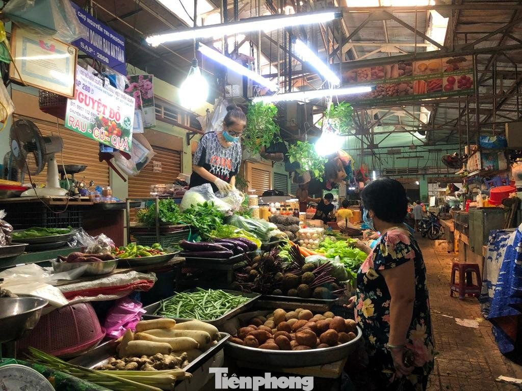 Theo nhiều tiểu thương lý giải, do 3 chợ đầu mối vẫn đóng cửa, nguồn cung khan hiếm và chi phí xét nghiệm cho tài xế chở hàng khá cao, nhiều loại thực phẩm có hạn sử dụng ngắn. Tất cả những nguyên nhân đó cộng thêm vào giá sản phẩm đẩy giá hàng lên cao.