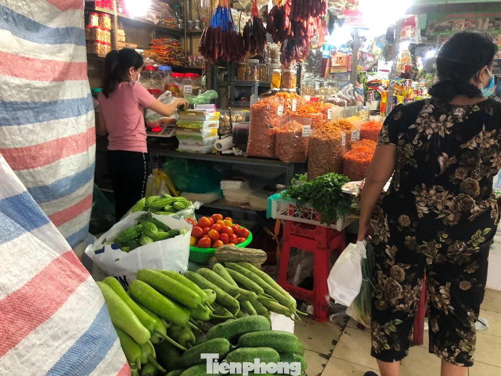 Các loại bầu bí, mướp tăng giá tới 50.000 đồng/kg. Trong khi ngày thường, mặt hàng này có giá rất rẻ, khoảng 20.000 đồng/kg. Cách đó 2 tháng, bầu bí được các xe đẩy hàng rong xổ hàng chỉ 10.000 đồng/3 trái. Một tiểu thương kinh doanh đồ khô cũng tranh thủ kê thêm quầy bầu bí do mặt hàng này đang có giá, lại lâu hư hỏng.