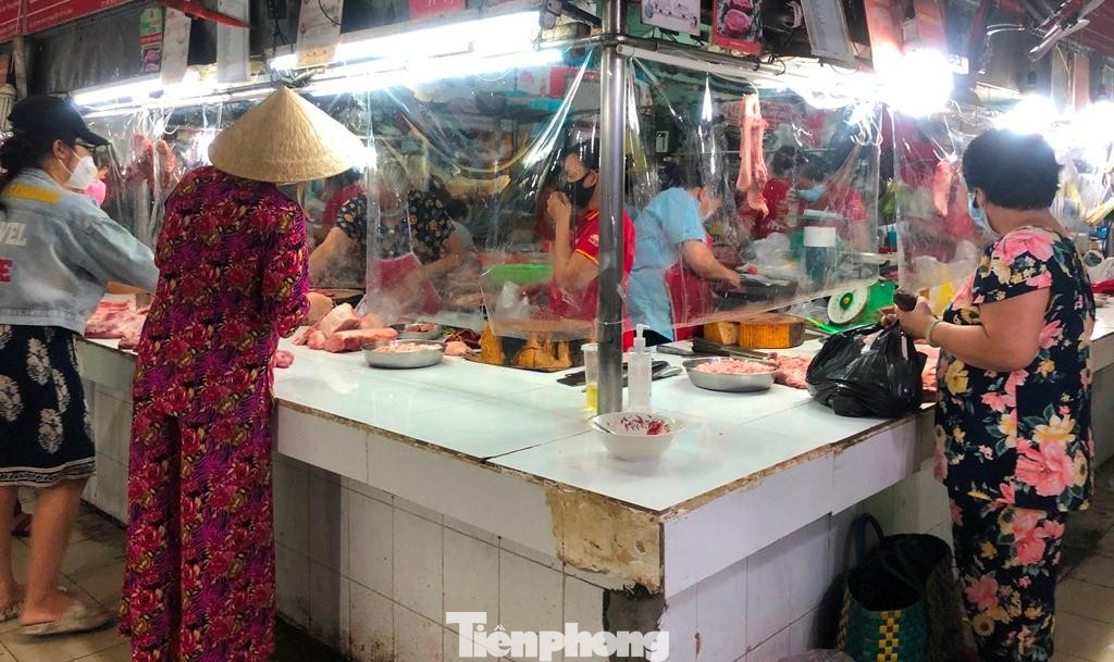 Mới đây, Hiệp hội chăn nuôi tỉnh Đồng Nai đề xuất mở điểm bán thịt &quot;giải cứu&quot;, hỗ trợ người nuôi heo. Nguyên nhân là nông dân chăn nuôi tắc đầu ra từ khi các chợ đầu mối tại TPHCM đóng cửa. Trong khi người tiêu dùng phải mua heo chợ lẻ với giá cao; ngược lại, còn heo tại trại ở Đồng Nai ùn ứ, giá giảm nhưng không có người mua do thương lái đang phải cách ly phòng dịch.