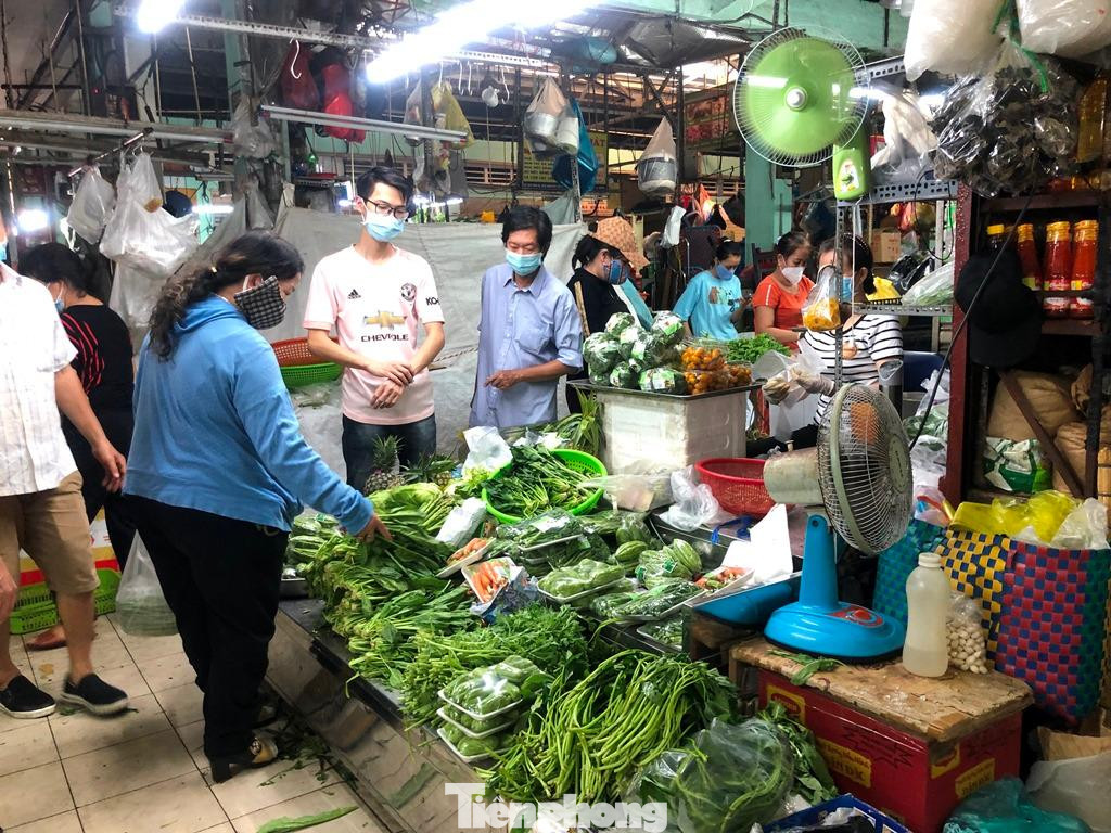 Ngày 13/7, khảo sát tại một số chợ dân sinh ở TPHCM, giá cả nhiều mặt hàng rau củ cao ngất ngưỡng. Tại chợ Nguyễn Tri Phương (Q.10), các loại rau như xà lách, hành lá, cải bó xôi có giá từ 90.000-100.000 đồng/kg, su su 50.000 đồng/kg... Mức giá này được người dân cho biết tăng gấp 2-3 lần so với thời điểm bình thường. Một quầy hàng chuyên kinh doanh rau củ Đà Lạt đóng gói sẵn từng loại rau củ để người tiêu dùng dễ chọn lựa.