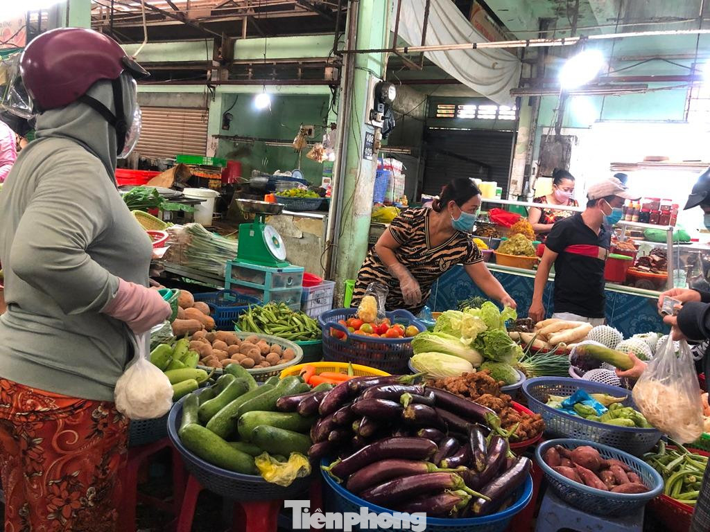 Giá rau tăng cao khiến nhiều bà nội trợ phải tính toán, cân nhắc kỹ trước khi mua. &quot;Trước đây mua rau, tiểu thương còn khuyến mãi thêm cọng hành, trái ớt. Nay thì không có. Tiểu thương cũng không mặc cả, khách chịu giá thì mua chứ không bớt chút đỉnh như trước.&quot; - chị Phương (khách đi chợ) nói.