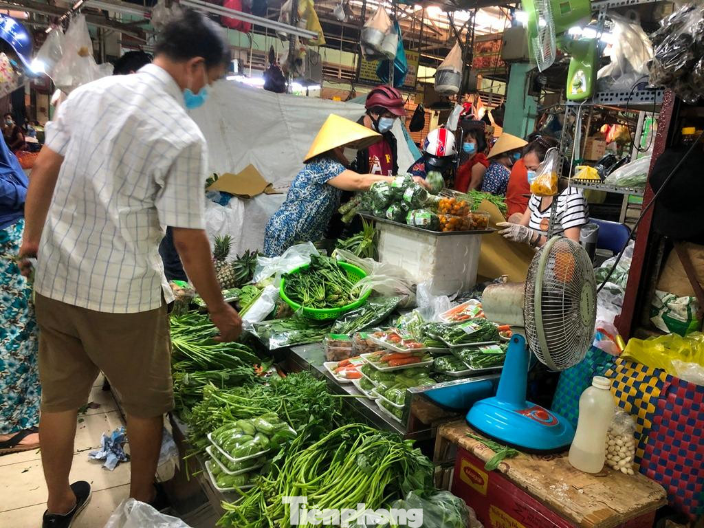 Các quầy hàng thực phẩm tại chợ Nguyễn Tri Phương luôn đông khách trong thời gian giãn cách. Các quầy hàng thực phẩm tại chợ Nguyễn Tri Phương luôn đông khách trong thời gian giãn cách.