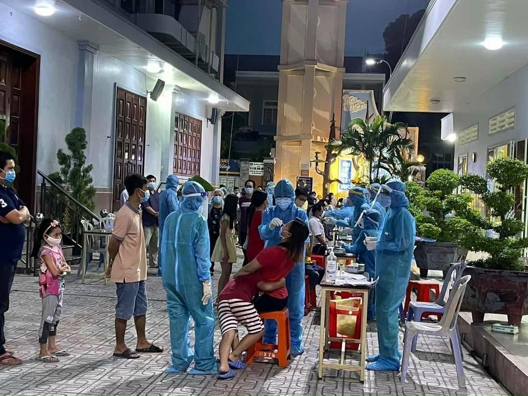 Xếp hàng chờ lấy mẫu trong đêm liên quan đến chuỗi lây nhiễm nhóm truyền giáo Phục Hưng Xếp hàng chờ lấy mẫu trong đêm liên quan đến chuỗi lây nhiễm nhóm truyền giáo Phục Hưng