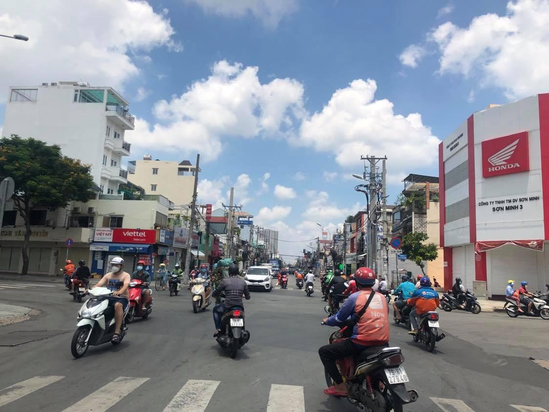 Trong khi đó, ghi nhận lúc giờ trưa, nhiều tuyến đường ở TPHCM, người xe tấp nập như mắc cửi