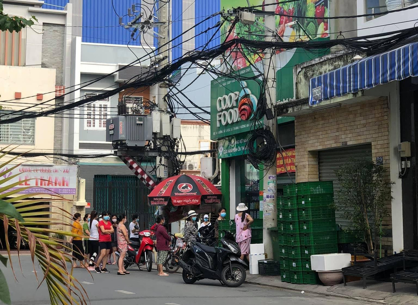 Vào mua hàng chỉ 15 phút, nhưng chờ đợi hơn cả giờ đồng hồ