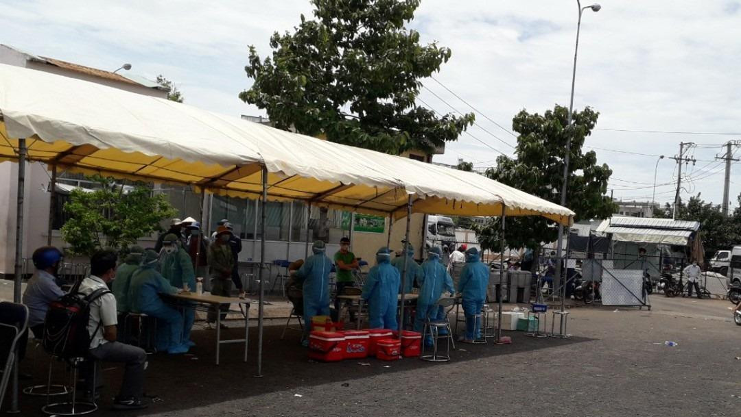 Lấy mẫu xét nghiệm COVID-19 cho tiểu thương chợ đầu mối tại TPHCM Lấy mẫu xét nghiệm COVID-19 cho tiểu thương chợ đầu mối tại TPHCM