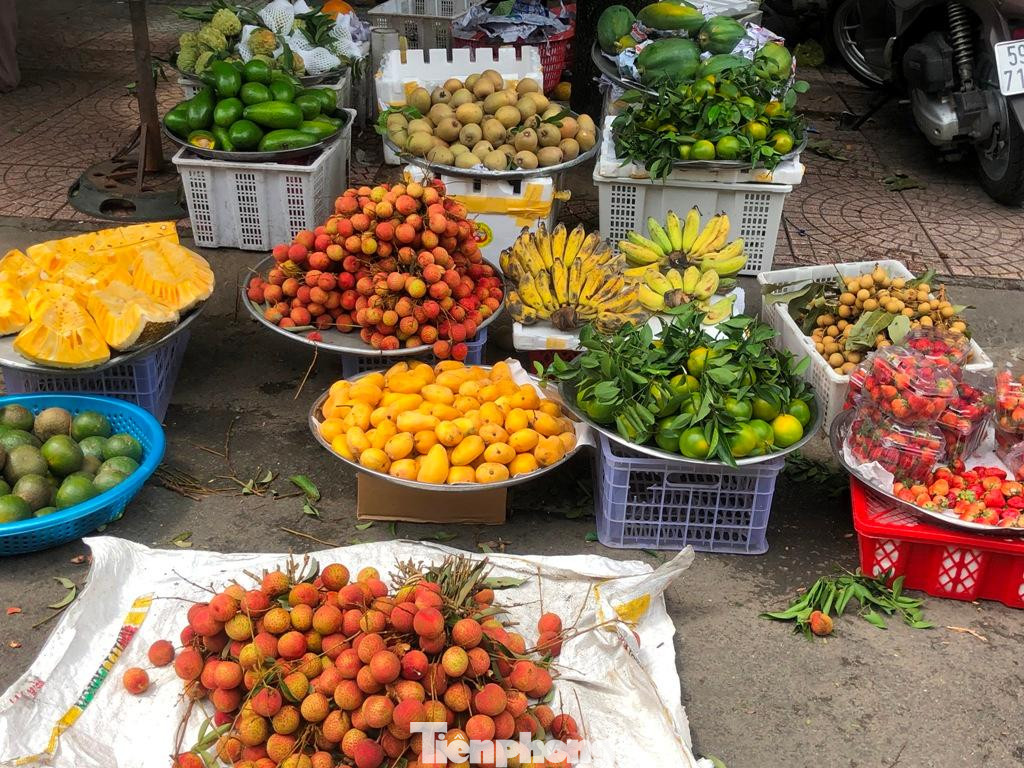 Xoài mút hay còn gọi là xoài mini Trung Quốc có màu vàng bắt mắt