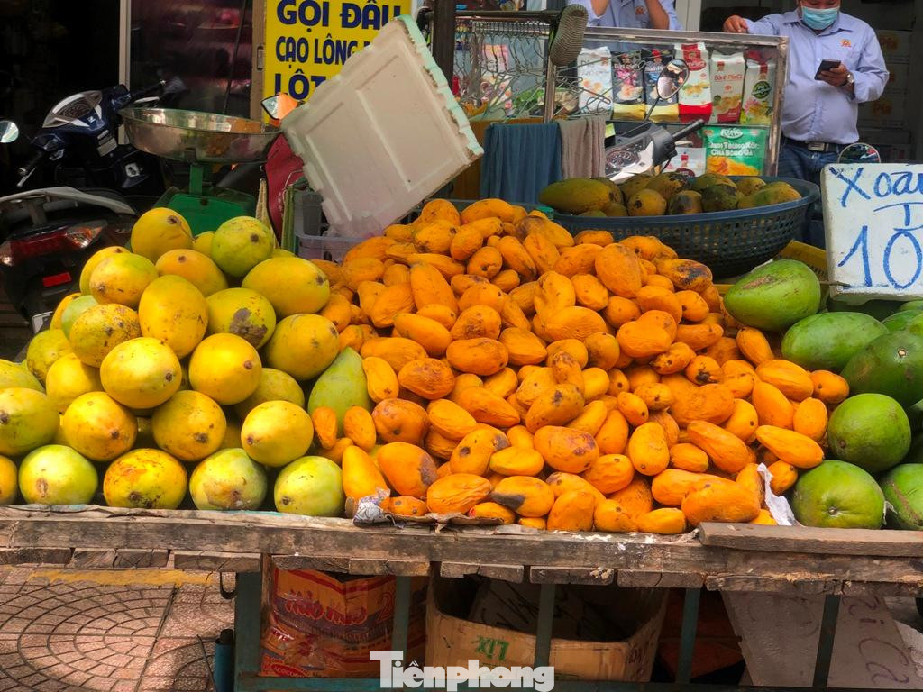 So với xoài Việt Nam đang rớt giá, chì còn 10.000 đồng/kg thì xoài mút này dù hàng đã héo vẫn ngất ngưỡng 20.000-30.000 đồng/kg