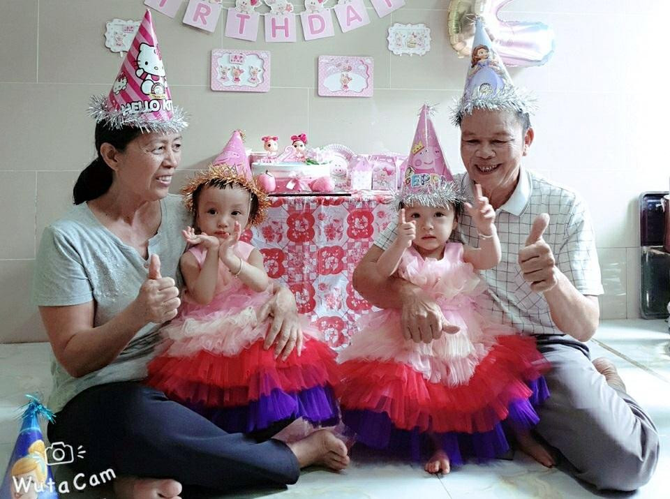 Ông bà song Nhi hạnh phúc khi thấy các cháu chóng lớn, khỏe mạnh. (ảnh: NĐTP) Ông bà song Nhi hạnh phúc khi thấy các cháu chóng lớn, khỏe mạnh. (ảnh: NĐTP)