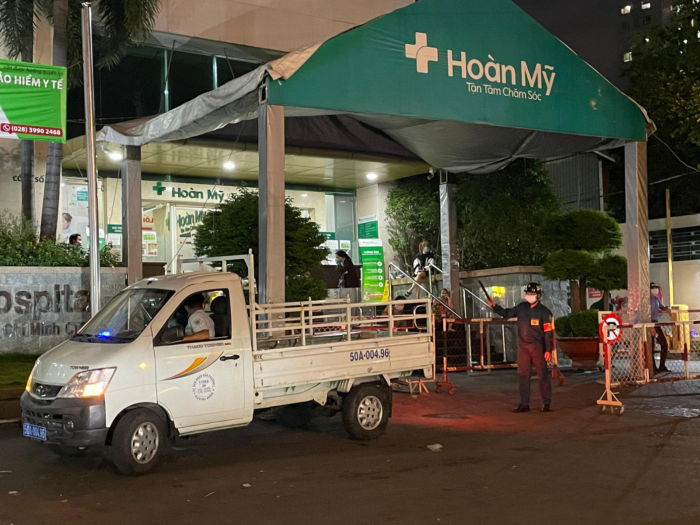 Bệnh viện Hoàn Mỹ hạn chế người ra vào