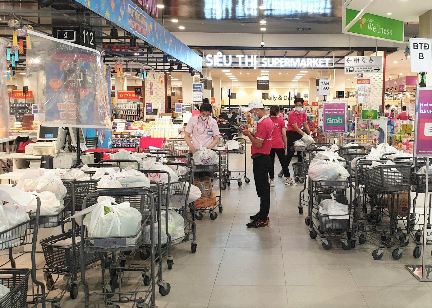 Siêu thị nhận đơn hàng tăng gấp 3-4 lần so với vài ngày trước Siêu thị nhận đơn hàng tăng gấp 3-4 lần so với vài ngày trước