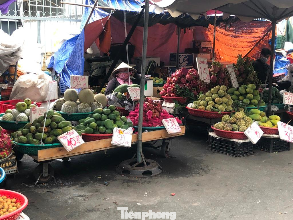 Bên hông Bến xe Chợ Lớn (Q.5,Q.6) xoài loại 1 bán theo giá chợ đầu mối nhưng khá vắng khách mua Bên hông Bến xe Chợ Lớn (Q.5,Q.6) xoài loại 1 bán theo giá chợ đầu mối nhưng khá vắng khách mua