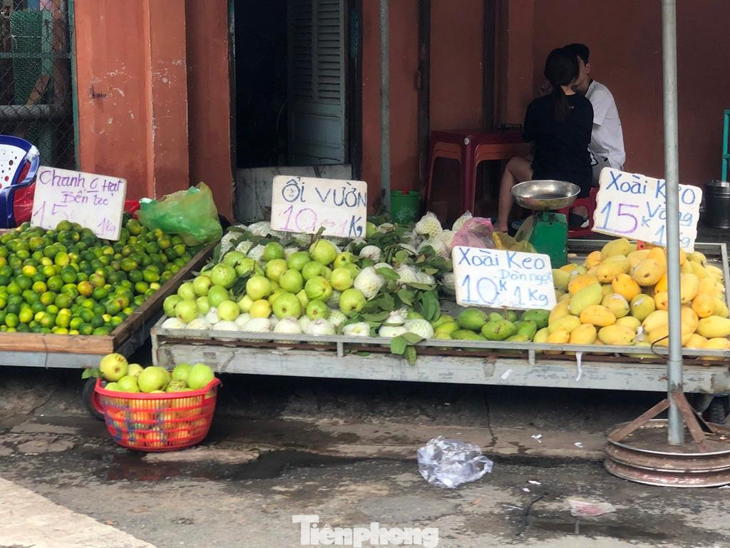 Xoài bày la liệt ở vỉa hè chợ Hòa Bình (Q.5) với giá chỉ từ 10.000-15.000 đồng/kg Xoài bày la liệt ở vỉa hè chợ Hòa Bình (Q.5) với giá chỉ từ 10.000-15.000 đồng/kg