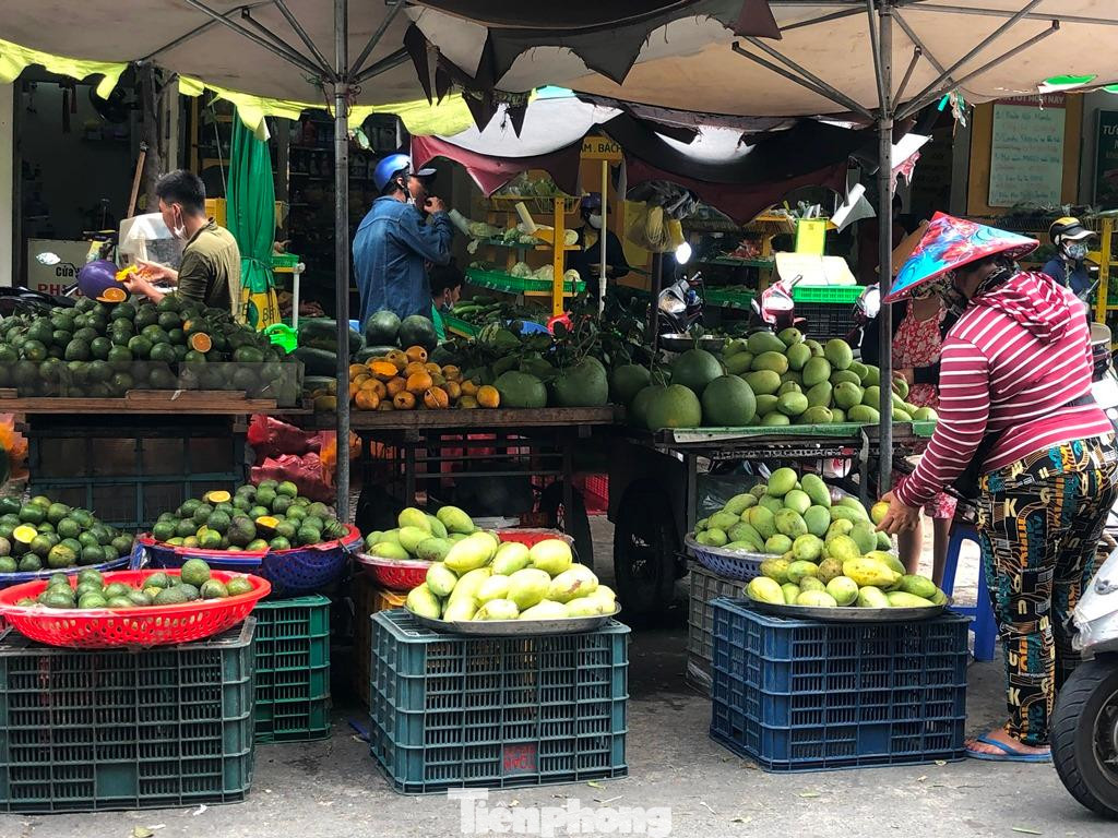 Do đang vào cụ thu hoạch trúng ngay đợt dịch bệnh, nhiều địa phương giãn cách; trong khi xuất khẩu cũng gặp khó khăn càng khiến xoài tiêu thu thấp hơn. Do đang vào cụ thu hoạch trúng ngay đợt dịch bệnh, nhiều địa phương giãn cách; trong khi xuất khẩu cũng gặp khó khăn càng khiến xoài tiêu thu thấp hơn.
