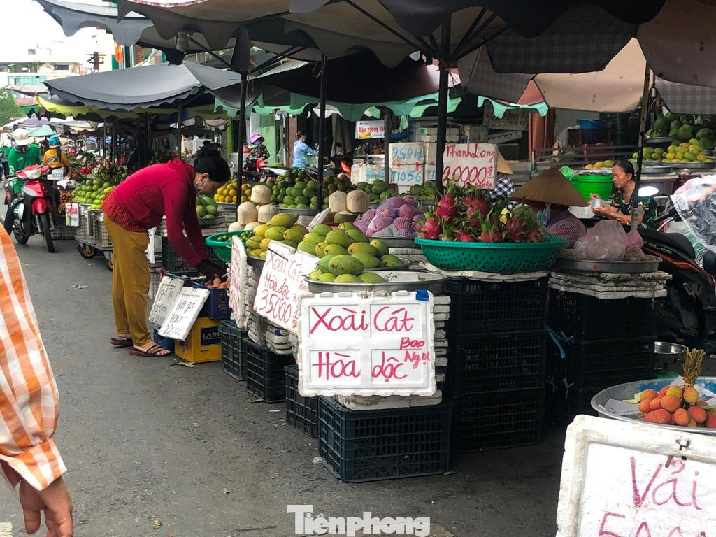 Các quầy hàng trái cây ở tất cả các chợ tại TPHCM đều không thiếu mặt hàng xoài, khách mua nhiều còn được giảm giá. Các quầy hàng trái cây ở tất cả các chợ tại TPHCM đều không thiếu mặt hàng xoài, khách mua nhiều còn được giảm giá.