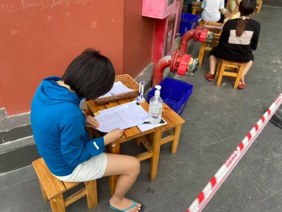 Siêu thị Co.op Mart triển khai mô hình “Pick & Ship”. Theo cách này, khách hàng đến siêu thị được bố trí vị trí ngồi cố định, giữ khoảng cách an toàn, được nhân viên Co.opmart tư vấn danh mục hàng hóa theo yêu cầu và chủ động soạn hàng luôn cho khách. Khách không phải làm bắt cứ gì, chỉ cần ngồi chờ, sau đó có thể thanh toán nhận hàng ngay tại chổ hoặc về nhà trước giao hàng sau. Siêu thị Co.op Mart triển khai mô hình “Pick & Ship”. Theo cách này, khách hàng đến siêu thị được bố trí vị trí ngồi cố định, giữ khoảng cách an toàn, được nhân viên Co.opmart tư vấn danh mục hàng hóa theo yêu cầu và chủ động soạn hàng luôn cho khách. Khách không phải làm bắt cứ gì, chỉ cần ngồi chờ, sau đó có thể thanh toán nhận hàng ngay tại chổ hoặc về nhà trước giao hàng sau.