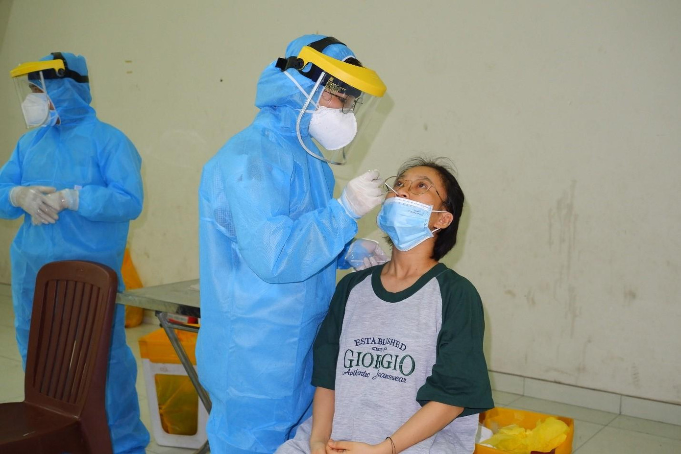 Lấy mẫu xét nghiệm COVID-19 (ảnh: HCDC) Lấy mẫu xét nghiệm COVID-19 (ảnh: HCDC)