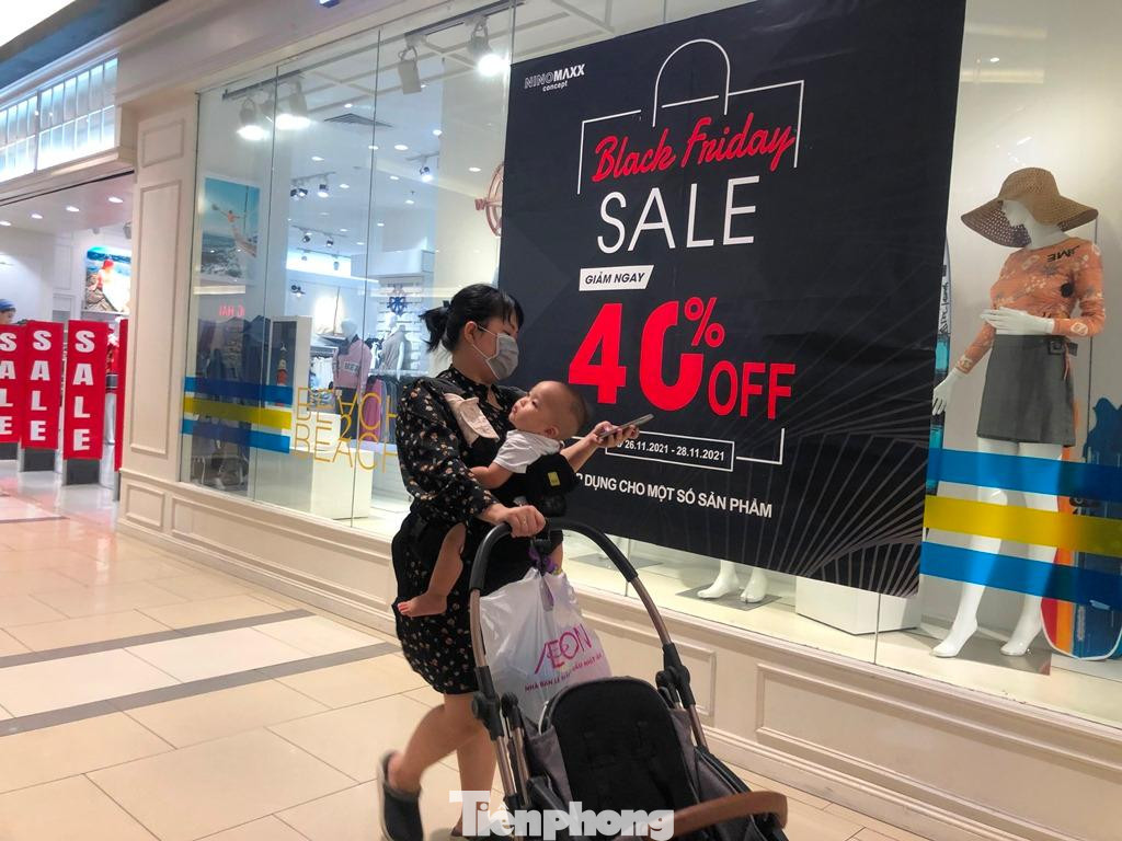 Tại các trung tâm thương mại lớn như Vincom, Aeon Bình Tân, Takashimaya... các cửa hàng đều trưng bảng giảm giá đỏ rực