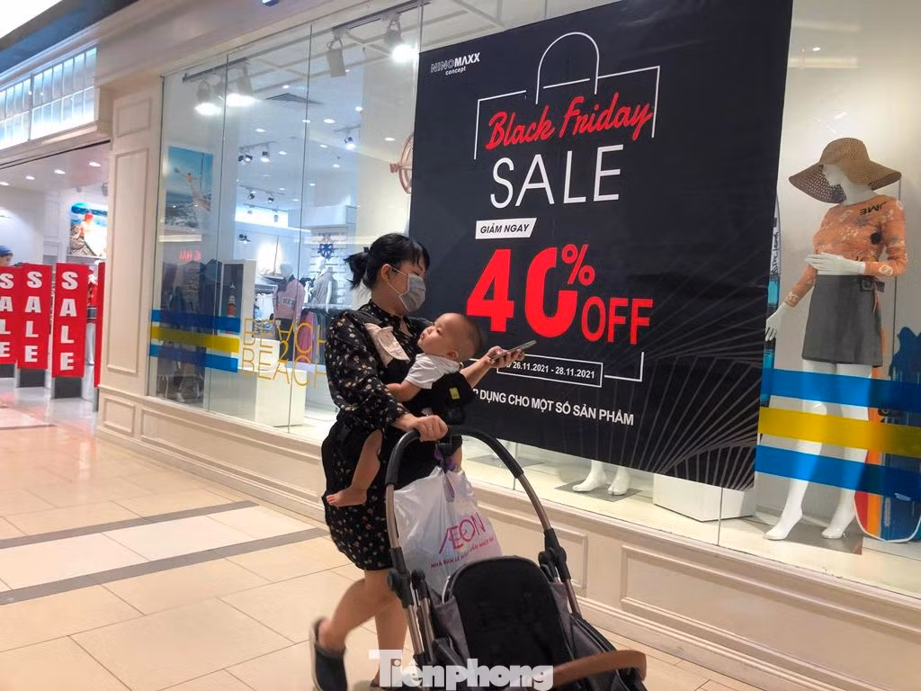 Tại các trung tâm thương mại lớn như Vincom, Aeon Bình Tân, Takashimaya... các cửa hàng đều trưng bảng giảm giá đỏ rực Tại các trung tâm thương mại lớn như Vincom, Aeon Bình Tân, Takashimaya... các cửa hàng đều trưng bảng giảm giá đỏ rực