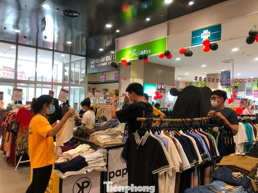 Khu vực quần áo tại Aeon Bình Tân đông khách